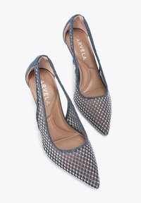 Czółenka na wysokim obcasie z wąskim noskiem, wykonane z siateczkowego materiału w diamentowy wzór i granatowym wykończeniem. Posiadają wyściełaną wkładkę i są w formie wsuwanej.