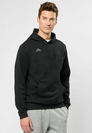 Zwarte hoodie van een katoenmix, met een voorzak, verstelbare trekkoordcapuchon en een wit logo op de bovenste linkerkant van de borst.