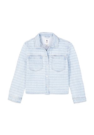 Lichtblauwe denimjacket met een gestructureerd patroon, voorzien van twee borstzakken, knopen aan de voorkant en lange mouwen.