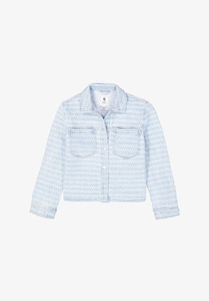 Lichtblauwe denimjacket met een gestructureerd patroon, voorzien van twee borstzakken, knopen aan de voorkant en lange mouwen.