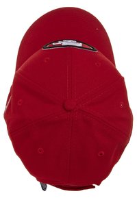 Rote Baseballmütze mit einem gestickten ovalen Logo, das ein weißes und rotes Design auf der Vorderseite zeigt.