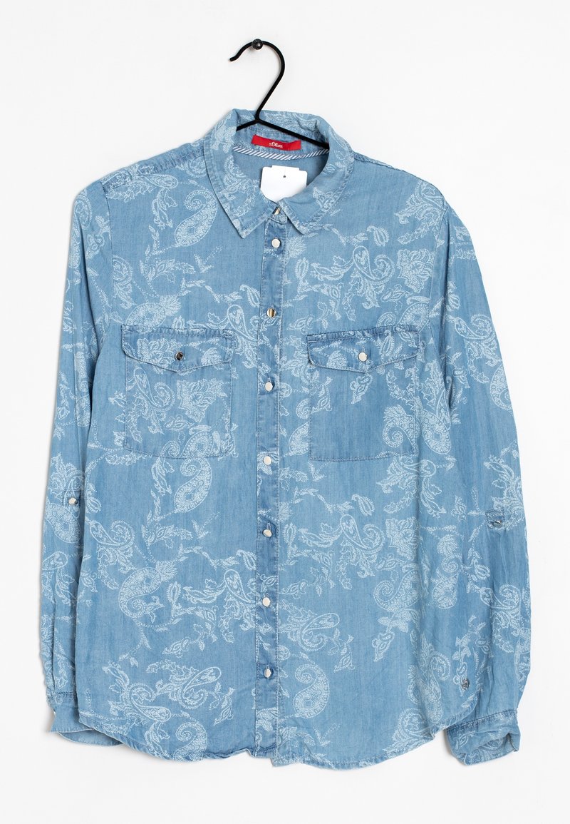 Camicia di jeans azzurro chiaro con motivo paisley, due tasche sul petto, chiusura con bottoni e maniche lunghe con polsini abbottonati.