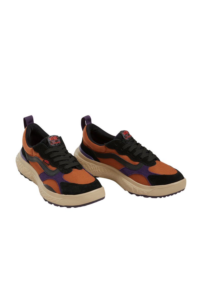 Zapatillas deportivas con un diseño en naranja y negro con acentos morados, materiales de malla y gamuza, suela texturizada y un logo en la lengüeta.