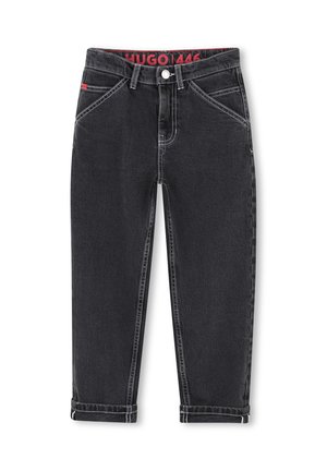 Jean en denim noir avec une coupe droite, des coutures blanches et des cuffs retroussés. Dispose d'une ceinture de marque rouge et de poches avant/arrière standard.