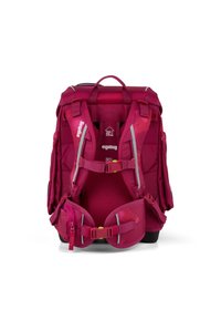 Magenta rugzak met een gestructureerd ontwerp, verstelbare banden, reflecterende accenten en meerdere compartimenten. Bevat ergonomische ondersteuning.