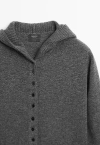 Cardigan grigio in lana con cappuccio, caratterizzato da un lavoro a maglia testurizzato, chiusura con bottoni sul davanti e dettagli a coste sul colletto e sui polsini.