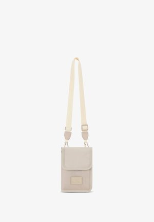 Geantă crossbody bej, realizată dintr-un material moale, cu închidere tip clapetă, curea ajustabilă și un patch cu logo vizibil pe față.