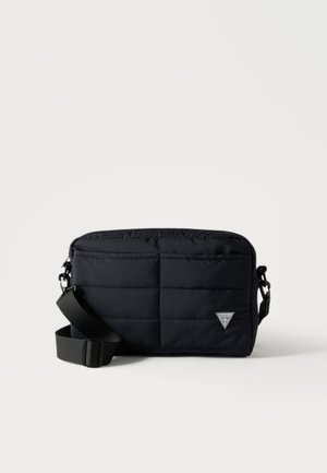 Geantă neagră matlasată, dreptunghiulară, tip crossbody, cu curea ajustabilă și mic logo de brand triunghiular pe partea din față, prezentată pe fundal alb.