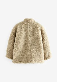 Beige Fleecejacke mit einer weichen, strukturierten Oberfläche, hochgeschlossen und locker sitzend. Der Rücken hat eine zentrale Naht, die in der Mitte verläuft.