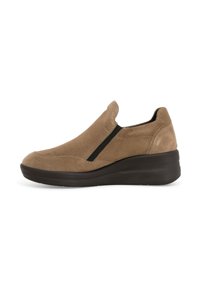 Scarpa slip-on in suede marrone con accenti in elastico nero, punta arrotondata e una suola in gomma spessa stile wedge. Texture liscia e cuciture minime.