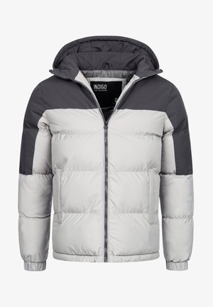 Opblaasjack in lichtgrijs en donkergrijs, met een rits aan de voorkant, een capuchon en elastische manchetten. Heeft horizontale quilting en twee zijzakken.