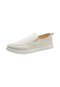 Beige Slip-On-Leinenschuh mit einer strukturierten Oberfläche. Er verfügt über eine weiße Gummisohle und eine kleine Fersenschlaufe auf der Rückseite.