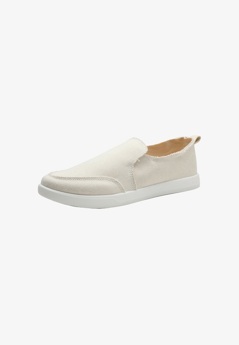 Beige Slip-On-Leinenschuh mit einer strukturierten Oberfläche. Er verfügt über eine weiße Gummisohle und eine kleine Fersenschlaufe auf der Rückseite.
