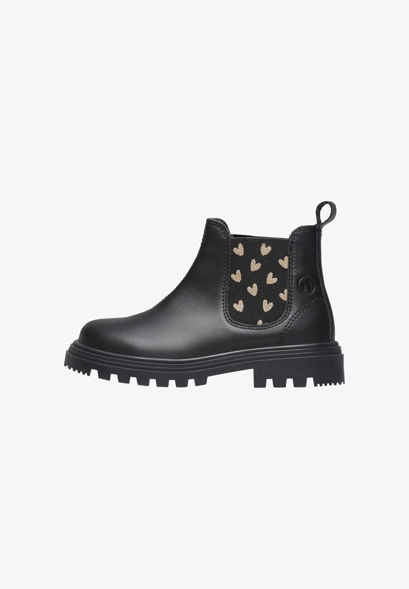 Bottines Chelsea en cuir noir avec un panneau élastique texturé sur le côté, orné de petits cœurs dorés. Semelle en caoutchouc robuste avec un motif à crampons.