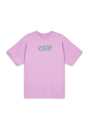 Camiseta de algodón rosa con un corte holgado, cuello redondo y mangas cortas. Presenta un logo impreso en azul y blanco en la parte frontal.