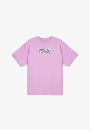 Camiseta de algodón rosa con un corte holgado, cuello redondo y mangas cortas. Presenta un logo impreso en azul y blanco en la parte frontal.