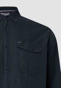 Donkerblauwe button-up shirt van katoen met een kraag en een borstzak. Beschikt over een gestructureerde stof en een klein merklabel op de zak.