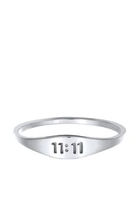 Srebrny pierścionek o gładkiej, zaokrąglonej obrączce. Posiada wygrawerowane "11:11" na płaskim, owalnym wierzchu. Minimalistyczny design, błyszczące wykończenie i lekka konstrukcja.