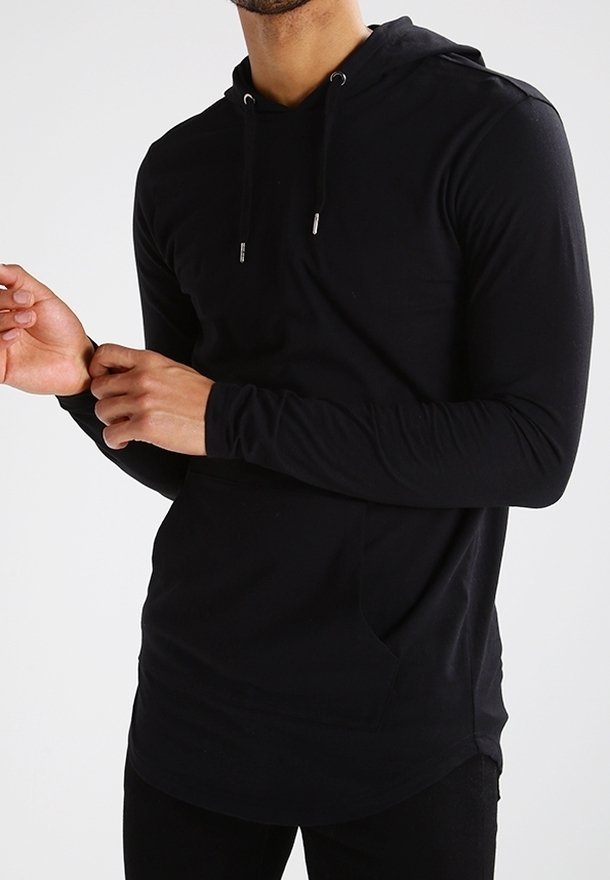 Černá mikina s dlouhým rukávem, klokaní kapsou, kapucí se stahovací šňůrkou a slim fit střihem. Tkanina vypadá měkce s hladkým povrchem.
