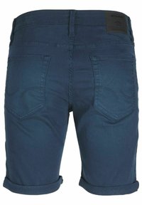 Pantaloni corti in denim blu navy con orlo arrotolato, due tasche posteriori, dettagli di cucitura discreti e una toppa in pelle nera del marchio sulla vita.
