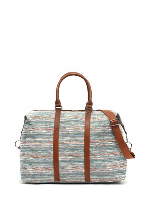 Borsa da viaggio a sacco con strisce orizzontali multicolore, manici in pelle marrone e tracolla regolabile, su sfondo bianco.