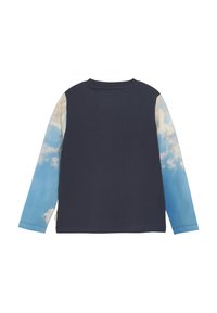 Langarmshirt, marineblauw lichaam, lichtblauwe mouwen met wolkenprint. Zacht katoenmateriaal, ronde hals en gestikte zoomdetails.