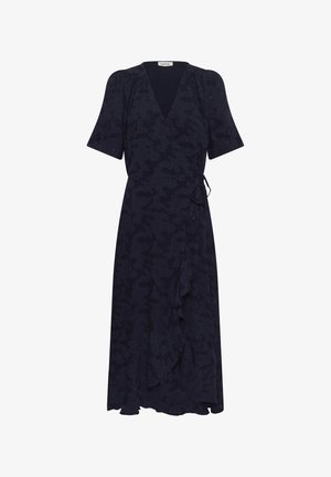 Vestido cruzado azul marino con mangas cortas, escote en V, patrón floral sutil, cinturón en la cintura y bajo con volantes, largo midi.