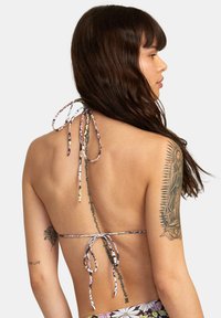 Bikiny top s květinovým vzorem a tenkým zavazováním, v růžových, zelených a žlutých odstínech; s texturovanou tkaninou a otevřeným zadním designem.