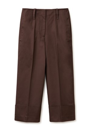 Brązowe proste spodnie z mankietami u dołu nogawek, szlufkami na pasek i zamkiem błyskawicznym z przodu, ułożone na płasko na białym tle.