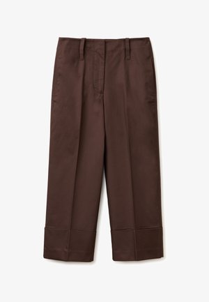 Hnědé rovné kalhoty s nízkými manžetami, poutky na pásek a předním zipem, položené na bílem pozadí.