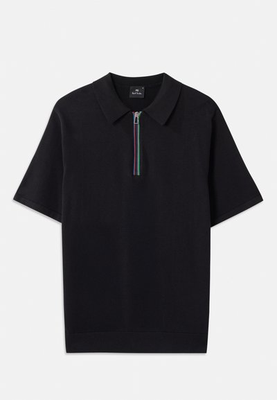 Pólo preto de manga curta com colarinho com fecho, apresentando uma faixa multicolorida. Feito de um tecido suave com um design ajustado.