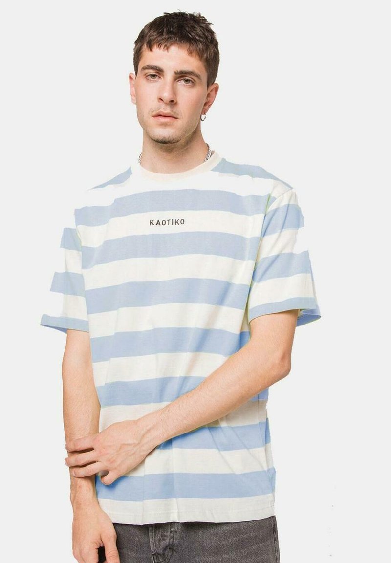Camiseta de algodón con rayas horizontales en azul claro y blanco, de manga corta y cuello redondo, con el logo "KAOTIKO" en negro en el pecho.