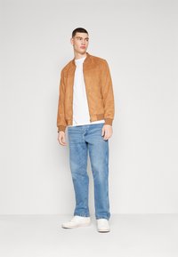 Wrangler REDDING - Loose fit teksad - guardian