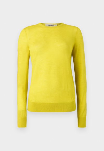 Žltý sveter s dlhým rukávom z ľahkého materiálu, s okrúhlym výstrihom a rebrovanými manžetami a lemom. Hladká textúra s rovnomernou farbou.