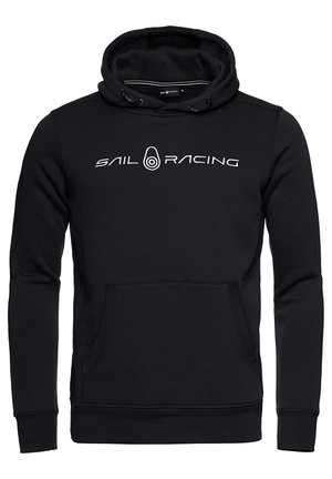 Sort hætte sweatshirt lavet af blødt stof, med en frontlomme og et hvidt "SAIL RACING" logo henover brystet.
