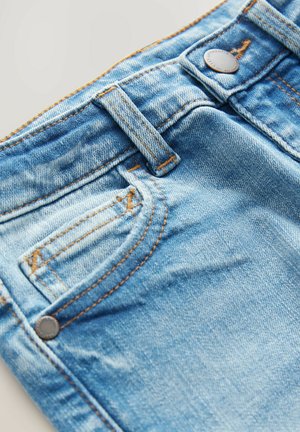 Blaue Denim-Jeans mit verblasster Textur, detaillierten Nähten, einer Vordertasche und einem Metallknopfverschluss am Bund.