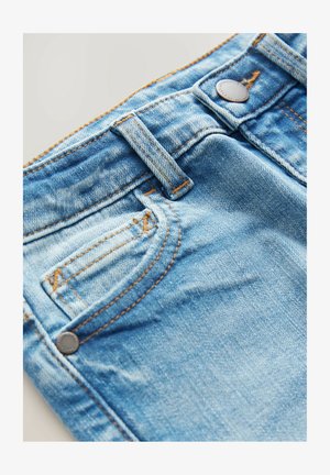 Jeans in denim blu con una trama sbiadita, cuciture dettagliate, una tasca frontale e una chiusura con bottone in metallo in vita.