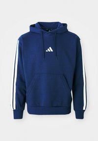 Felpa con cappuccio blu navy realizzata in tessuto morbido, con tasca frontale, accenti a strisce bianche sulle maniche e logo bianco sul petto.