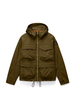 Maslinasto zelena jakna s kapuljačom, prednjim patentnim zatvaračem, četiri džepa s preklopom, podesivim vezicama na rubu i okruglom zakrpom na lijevom rukavu.