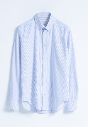 Camisa de manga larga a rayas en azul claro y blanco, con cuello abotonado, botones en la parte frontal y dobladillo redondeado. Tejido de algodón suave.
