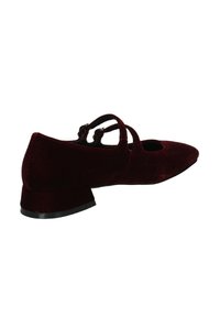 Scarpa di velluto borgogna con punta affusolata, piccolo tacco a blocco e multiple cinghie alla caviglia. Texture liscia con finitura opaca.