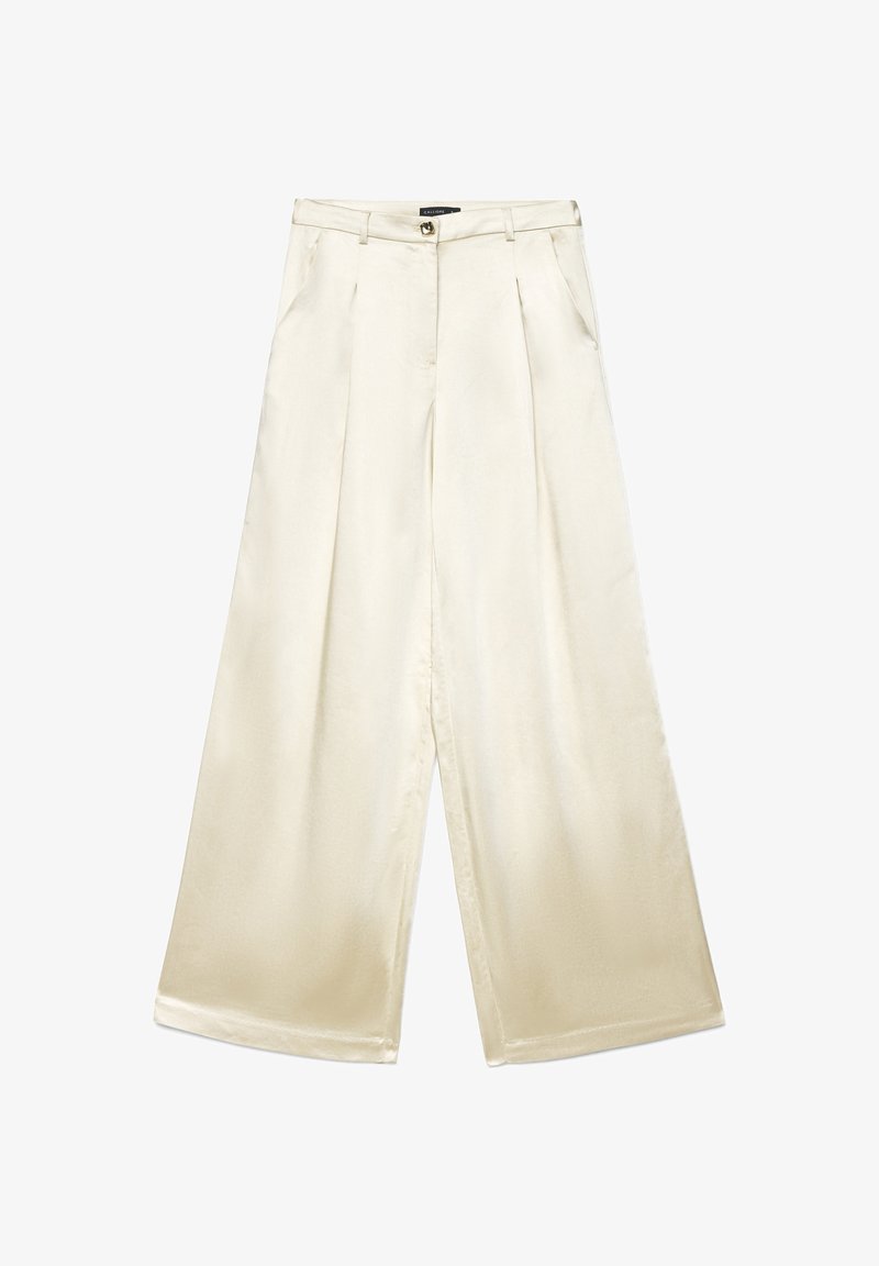 Pantalon à jambes larges en tissu lisse couleur crème clair. Caractérisé par des plis sur le devant, une fermeture à boutons et des poches latérales.