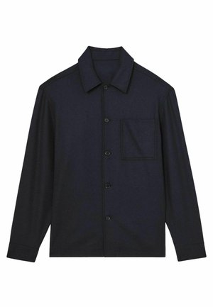 Marineblaue Hemdjacke aus weichem Stoff mit klassischem Kragen, langen Ärmeln, einer einzelnen Brusttasche und dezenten strukturierten Akzenten.