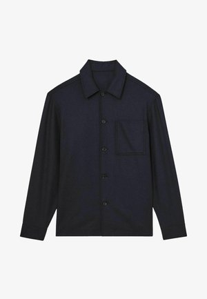 Marineblaue Hemdjacke aus weichem Stoff mit klassischem Kragen, langen Ärmeln, einer einzelnen Brusttasche und dezenten strukturierten Akzenten.