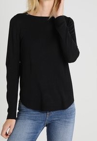 QS Stickad tröja - black