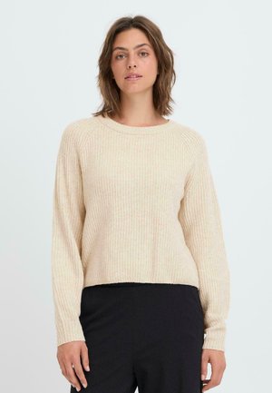 Pull en tricot côtelé beige clair avec un col rond et des manches longues, offrant une coupe décontractée et un tissu texturé.