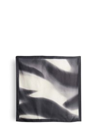 Foulard di seta con un motivo astratto monocromatico ondulato in bianco e nero, con un bordo nero e un sottile dettaglio testuale nell'angolo.