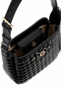 Sac à main matelassé noir avec un logo et des garnitures en ton doré, doté d'un rabat supérieur et d'une poche intérieure, fabriqué en matériau synthétique texturé.