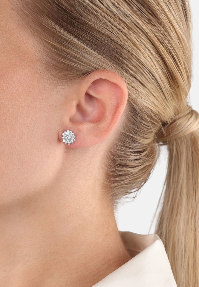 Silverfärgade blommörhängen med kluster av klara ädelstenar som skapar en glittrande, mångbladig design som passar för olika tillfällen.