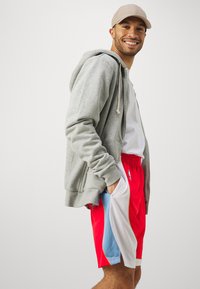 Nike Performance NBA MEMPHIS GRIZZLIES SHORTS - Športne kratke hlače - university red/light blue